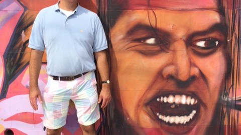 Blogger Justin Watrel in front of Street Art
